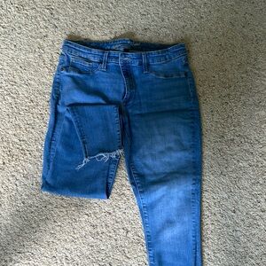 Light wash mid rise jegging frayed cuffs